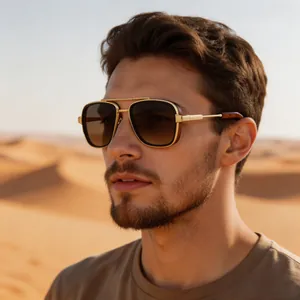 Gros plan de lunettes de soleil carrées rétro avec monture dorée sur un mannequin