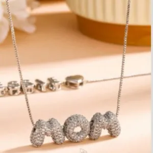 Élégant collier avec pendentif lettre MOM pavé de cristaux brillants en finition argent