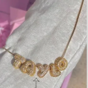 Élégant collier doré avec pendentif prénom Taylor orné de cristaux pavés étincelants