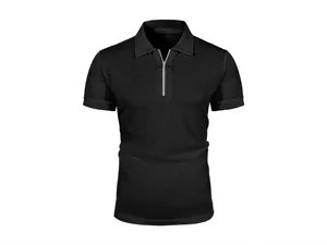 Gros plan du demi-zip argenté et de la maille sur un polo noir en soie glacée pour homme