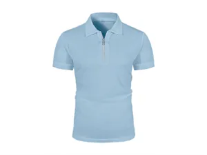 Gros plan sur polo homme bleu clair en soie glacée avec col à demi-fermeture éclair