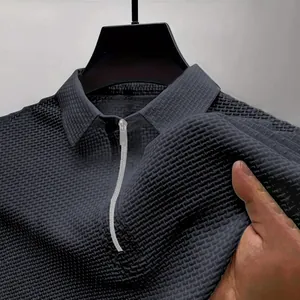 Vue détaillée du polo d'été en maille de soie glacée pour hommes avec demi-zip