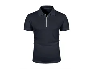 Vue détaillée du polo en maille bleu marine avec un col élégant à demi-fermeture
