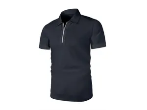 Vue détaillée du polo en maille bleu marine pour hommes avec demi-fermeture éclair.