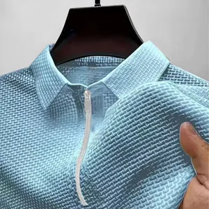 Polo en maille de soie glacée bleu clair pour hommes avec demi-fermeture éclair pratique