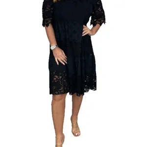 Elegantes schwarzes schulterfreies Midikleid aus Spitze mit gestuftem Rockteil