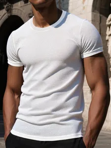 Detailaufnahme eines weißen Herren-T-Shirts mit einer hochwertigen Netzstruktur.