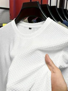 Nahaufnahme der Textur des weißen Mesh-Eisseidenstoffs bei einem Herren-T-Shirt mit Rundhals