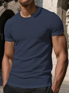Detailansicht des blauen Mesh-Eisseide-Stoffs auf dem Herren-T-Shirt mit Rundhalsausschnitt