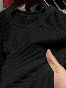 Detailansicht der atmungsaktiven schwarzen Mesh-Textur dieses Eis-Seiden-Herren-T-Shirts