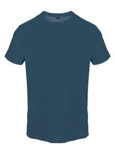 Detailansicht der atmungsaktiven Netzstruktur eines blauen Herren-Sommer-T-Shirts.