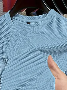 Detailansicht des hellblauen Mesh-Eisseidengewebes mit atmungsaktiver Struktur