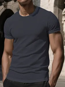 Nahaufnahme von dunkelgrauem, texturiertem Strickstoff bei Herren-Kurzarm-T-Shirt