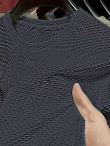 Detaillierte Nahaufnahme der atmungsaktiven Mesh-Struktur und Elastizität dieses Herren-T-Shirts