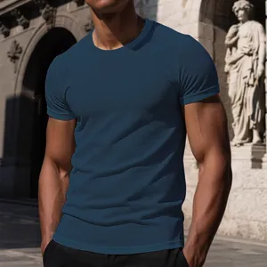 Premium Herren Eis-Seide Netz-Kurzarm-T-Shirt in Blau mit Rundhalsausschnitt am Modell