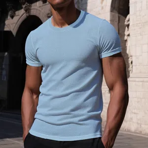 Hochwertiges eisblaues Herren-T-Shirt aus Eisseide-Mesh mit klassischem Rundhalsausschnitt