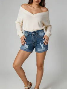 Vue détaillée du short en jean usé avec ourlet revers sur mannequin.