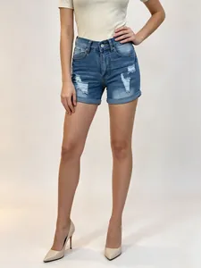 Short en jean décontracté pour femme avec ourlets retroussés et détails déchirés.