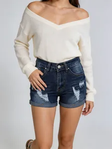 Vue de face de short en jean délavé pour femme avec ourlets roulés et taille haute élégante