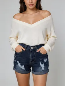 Short en jean déchiré pour femme avec ourlets roulés et taille haute pour l'été.