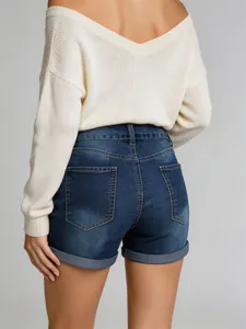 Vue arrière d'un short en jean bleu foncé pour femme avec revers élégant à l'ourlet