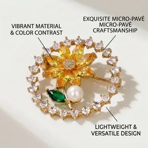 Dettaglio della spilla a girasole con micro-pave di cristalli e una perla bianca