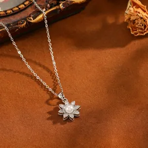 Close-up van een elegante parelbloem hanger ketting met roestvrijstalen ketting op fluweel