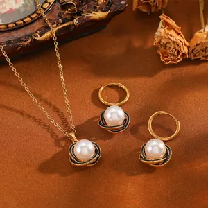 Detailopname van een barok parelketting en bijpassende oorbellen in vintage setting