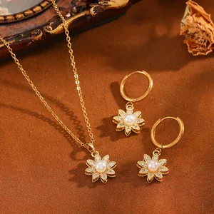 Elegante macro-opname van barokparel bloem hanger ketting en oorbellen sieradenset.