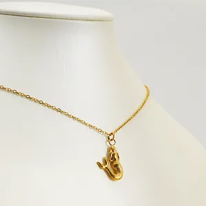 Detailopname van een met 18K goud vergulde roestvrijstalen zeemeermin hanger ketting