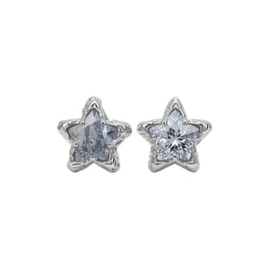 Orecchini a lobo a forma di stella con cristalli scintillanti finitura argento.