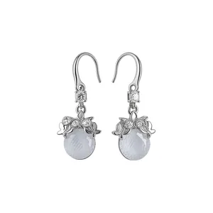 Eleganti orecchini a gancio con pietra occhio di gatto argento e strass brillanti.