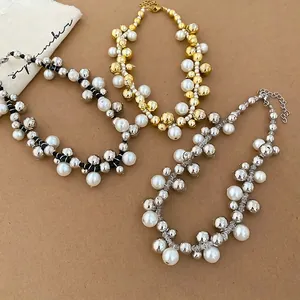 Eleganti collane girocollo multistrato con perle e perline metalliche su carta marrone