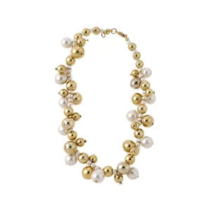 Elegante collana con perle e sfere dorate per donna con lucentezza metallica