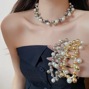 Elegante collana girocollo multistrato in finte perle e perline metalliche sul collo