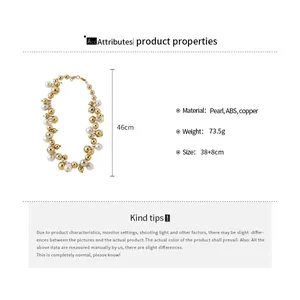 Dettaglio della collana di perle multistrato con perle d'oro e specifiche del materiale