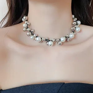 Primo piano di un'elegante collana girocollo con perle e perline d'argento su una modella