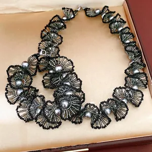 Collier fait main avec perles grises et dentelle en perles de verre dans un écrin de luxe