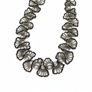 Élégant collier en dentelle de perles de verre avec perles grises et motif festonné vintage