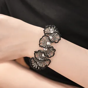 Vue détaillée d'un bracelet en dentelle de perles de verre fait main avec perles