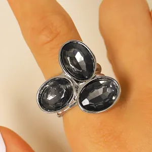 Elegante anello d'argento vintage con tre pietre acriliche nere ovali sfaccettate sul dito