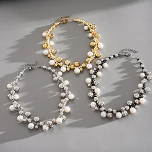 Vista dettagliata di eleganti collane di perle e perline metalliche in oro e argento