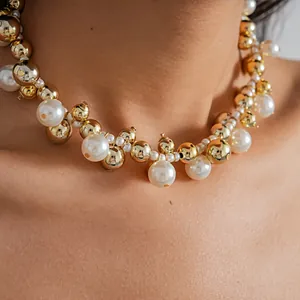 Dettaglio di una collana girocollo vintage con perle e grani d'oro