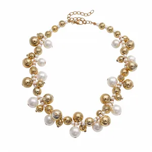 Collana girocollo vintage con perle dorate e bianche e perline incise a mano