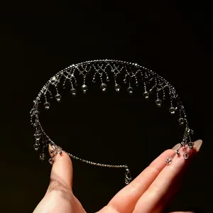 Gedetailleerd overzicht van een elegante zilveren kristallen franje choker ketting