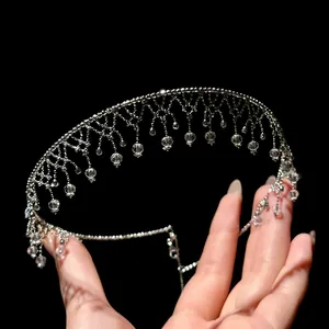 Detailweergave van een zilveren kristallen franje choker ketting met elegante bungelende kralen.