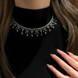 Elegante kristallen kanten choker ketting met franjes op een stijlvolle zwarte coltrui