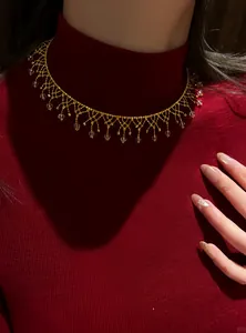 Elegante detailweergave van een gouden kristallen kanten choker met delicate kwastjes