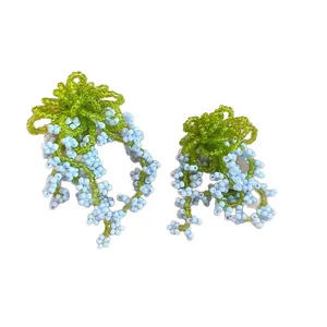 Boucles d'oreilles fleurs en perles inspirées du jardin de Monet en bleu et vert.