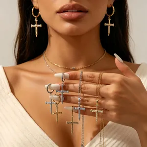 Detailansicht des mit Zirkonia besetzten Kreuzanhänger-Schmucksets in Gold und Silber